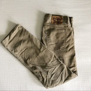 🔴 Levi’s khaki corduroys